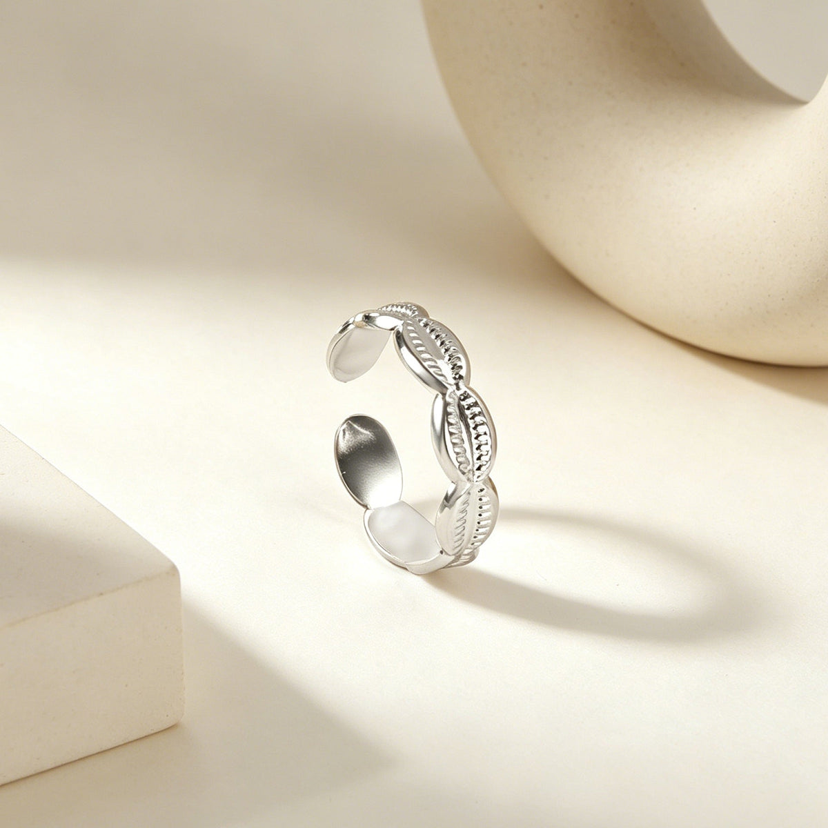 Bague ouverte pour femme motif coquillage doré