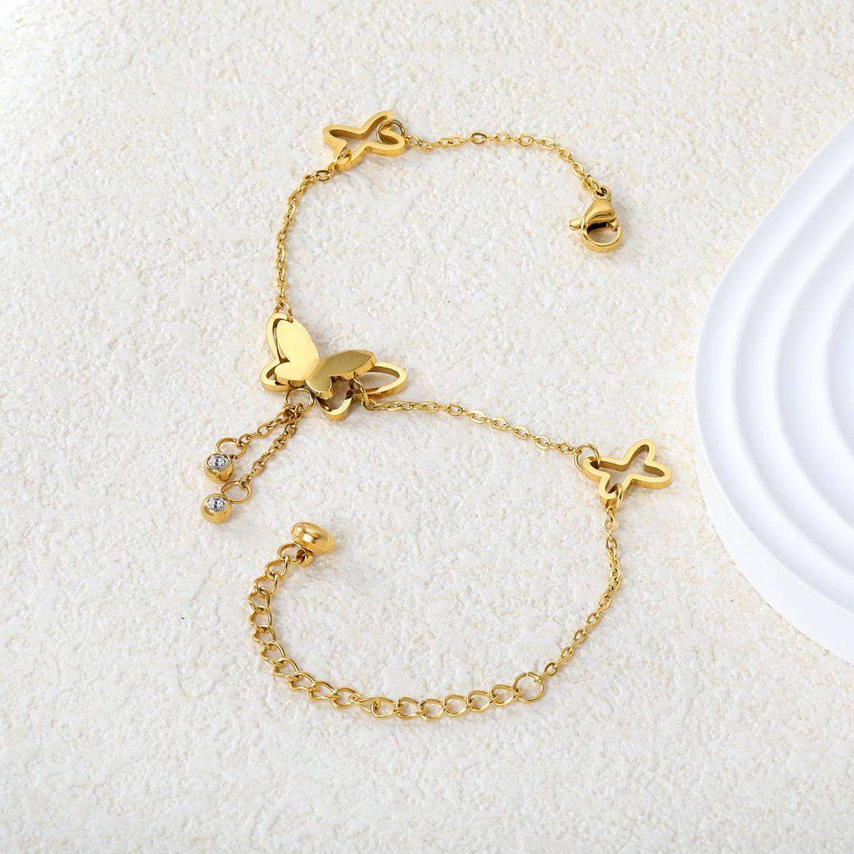 Bracelet délicat pour femme avec papillons et cristaux