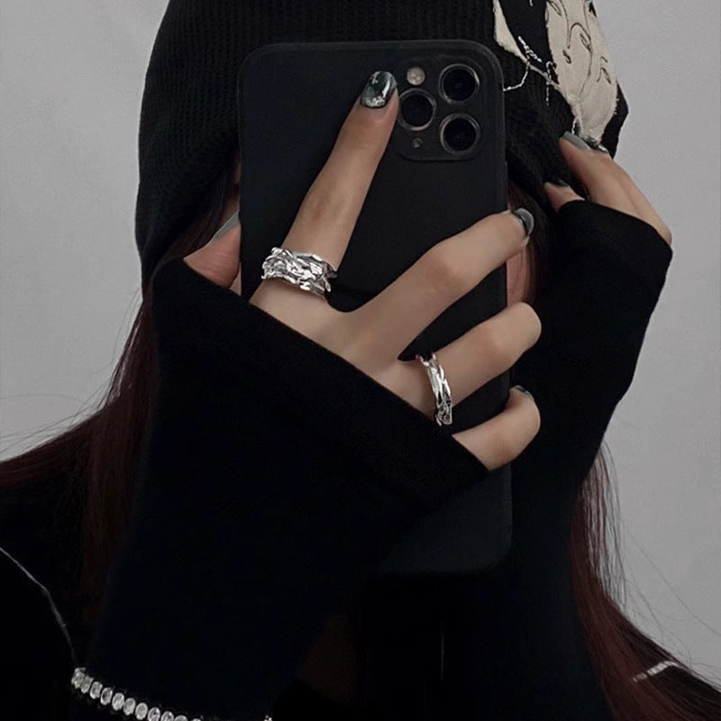 Bague ouverte pour femme au design moderne et torsadé
