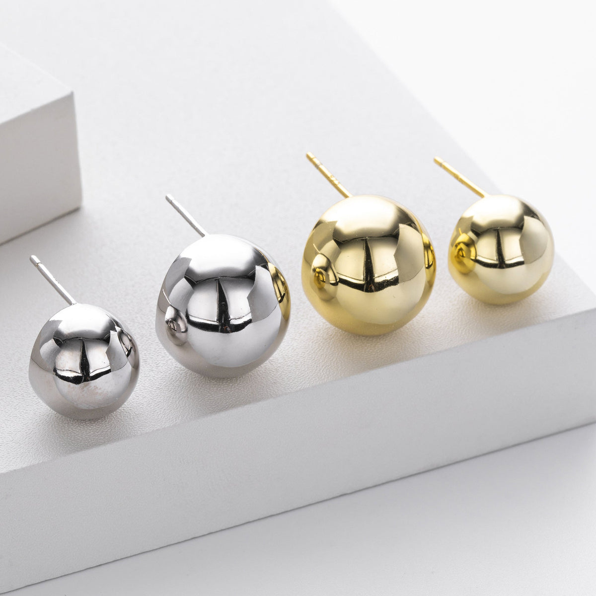 Boucles d'oreilles pour femme avec finition dorée et design moderne