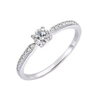 Bague solitaire élégante en zircon avec monture délicate