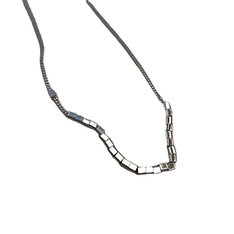 Collier moderne à pendentif géométrique