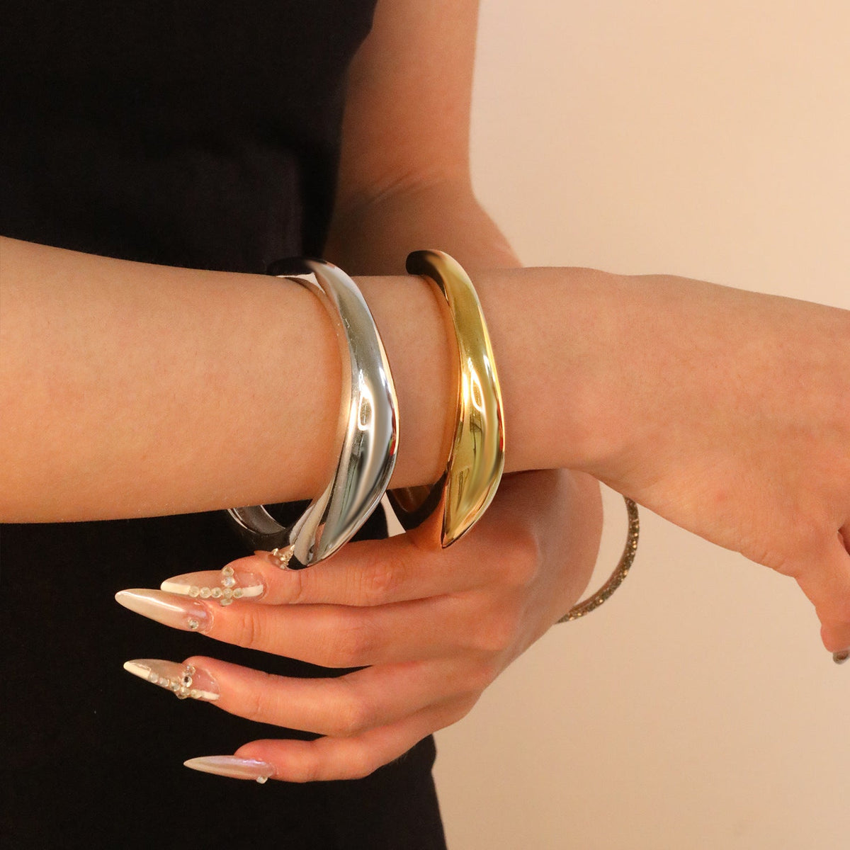 Bracelet jonc réglable au design moderne et incurvé pour femme