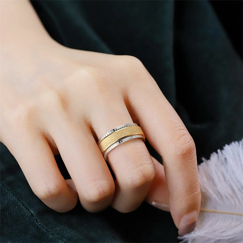 Bague pour homme avec structure de surface bicolore élégante