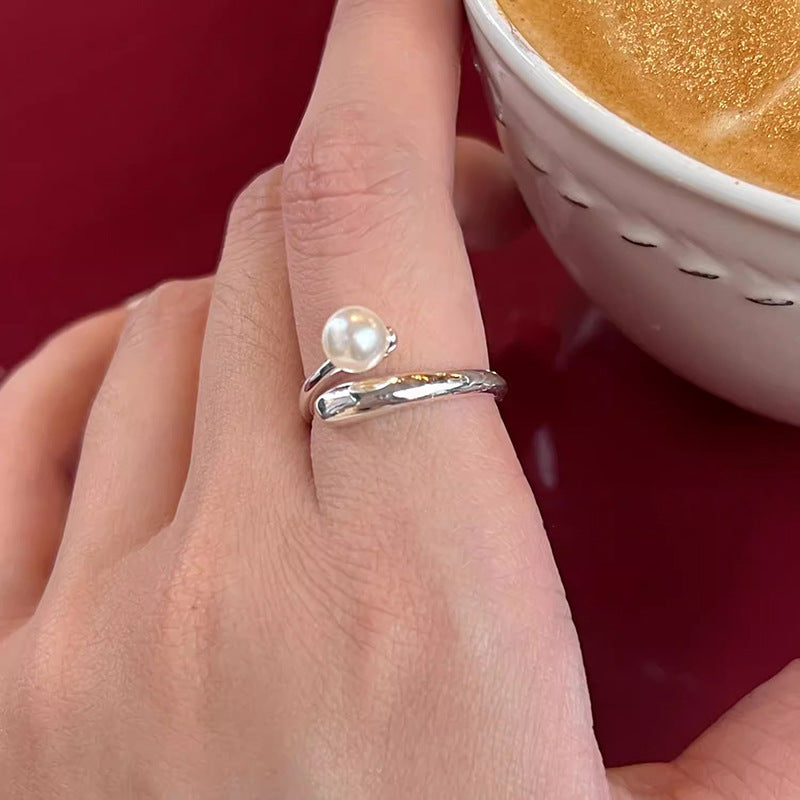 Bague perle élégante pour femme au design moderne