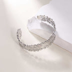 Bracelet ouvert pour femme au design bambou moderne