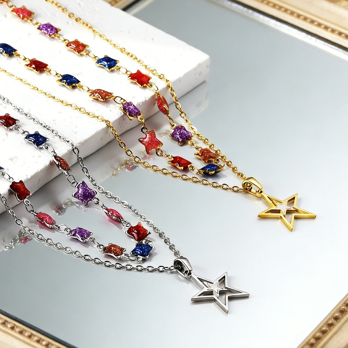 Collier pour femme avec pendentifs étoiles et finition dorée