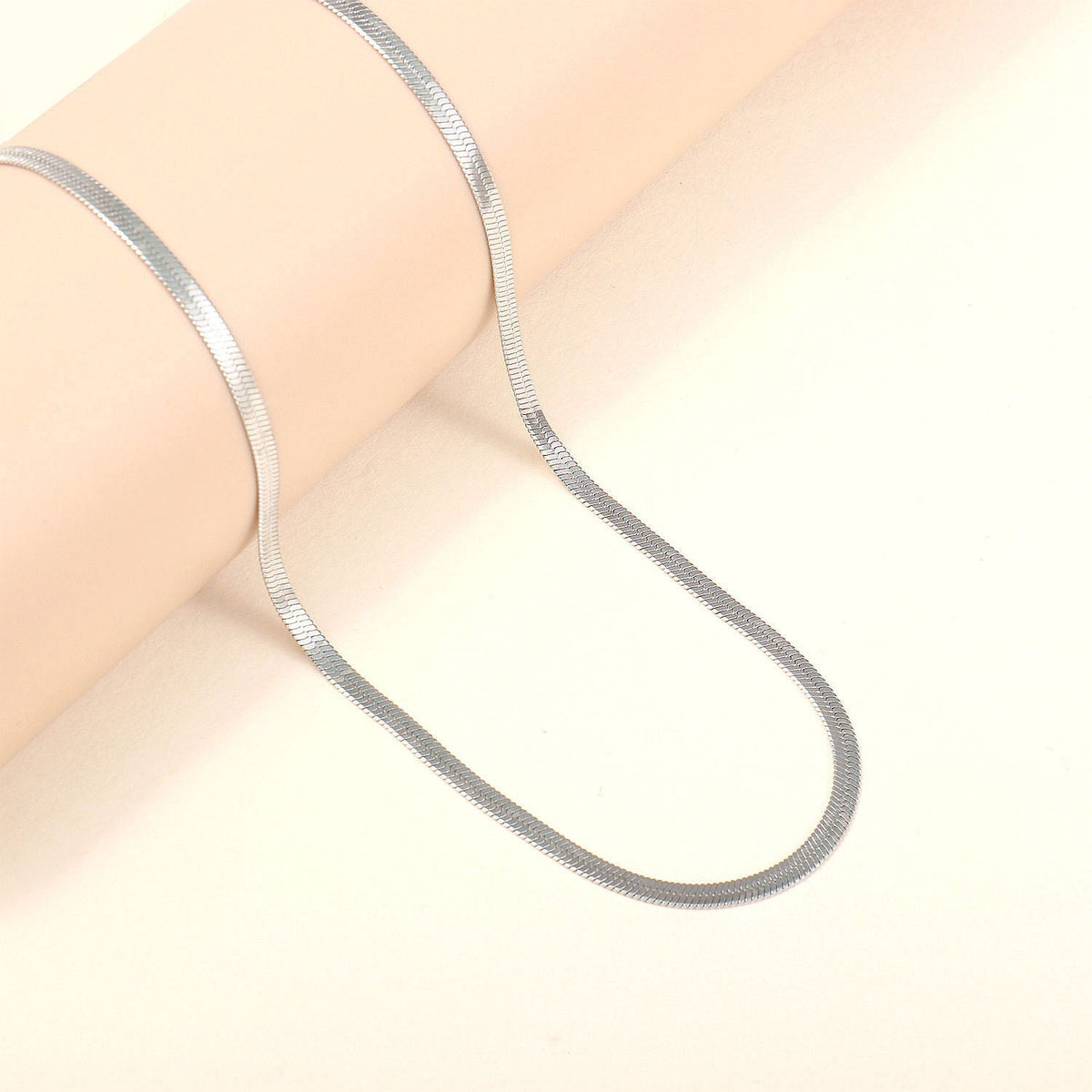 Collier chaîne fine et élégante