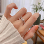 Bague solitaire élégante en zircon avec monture délicate