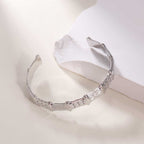 Bracelet ouvert pour femme au design bambou moderne