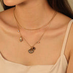 Collier multi-rangs pour femme avec pendentifs colorés