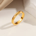 Bague anneau pour femme au design de feuille texturée