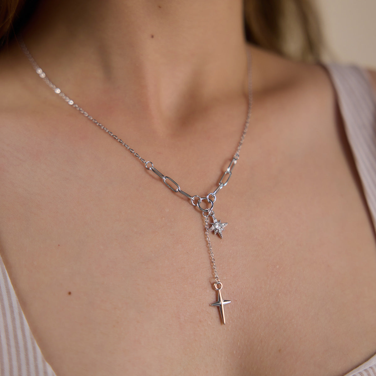 Collier pour femme avec pendentifs étoiles modernes en acier inoxydable réglable