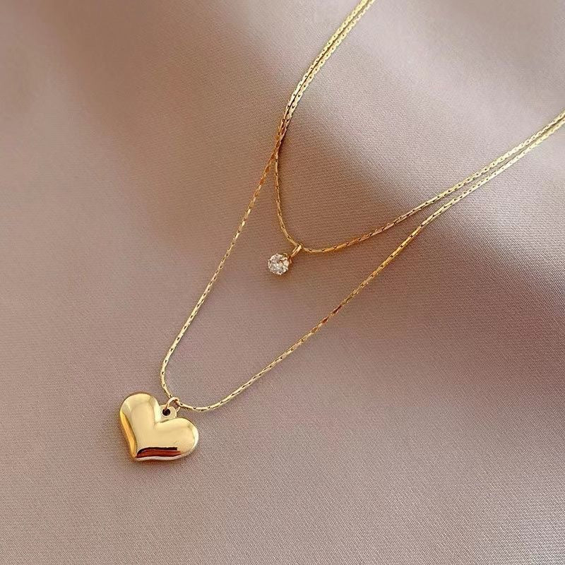 Collier pour femme avec pendentif cœur étincelant et design ornemental élégant