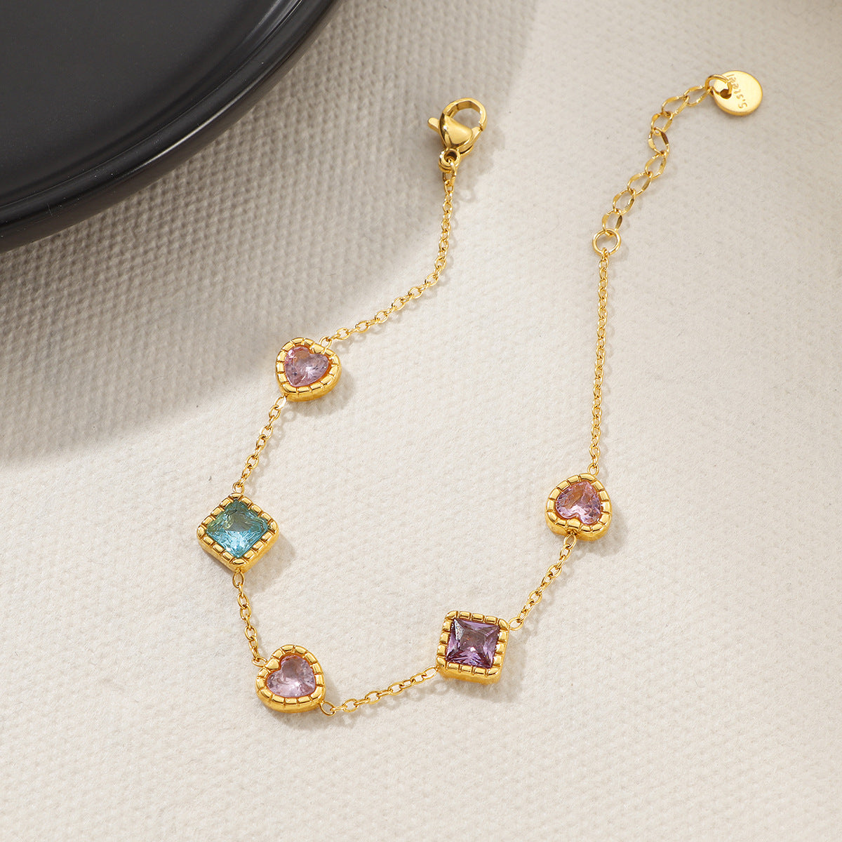 Bracelet délicat pour femme avec éléments en pierres précieuses colorées
