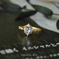 Bague élégante pour femme avec pierre ovale et monture travaillée