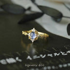 Bague élégante pour femme avec pierre ovale et monture travaillée