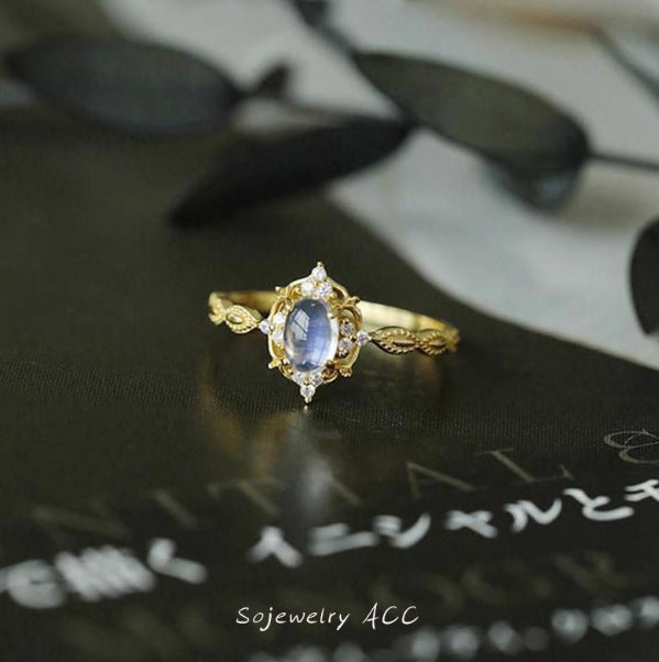 Bague élégante pour femme avec pierre ovale et monture travaillée
