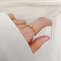 Bague élégante pour femme avec perle brillante et surface détaillée