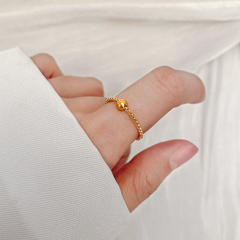Bague élégante pour femme avec perle brillante et surface détaillée