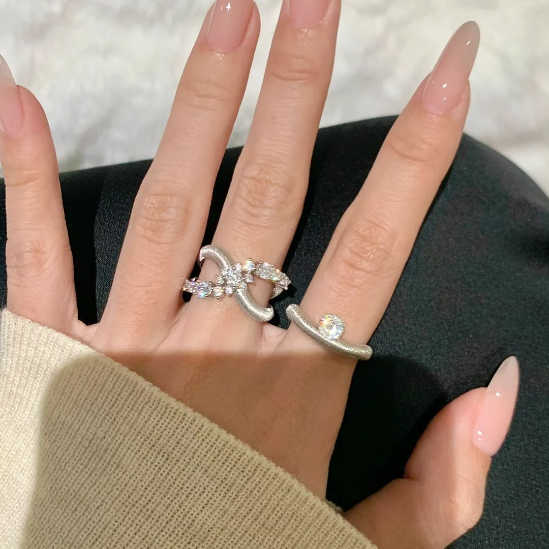 Bague pour femme au design fluide avec zircone étincelante