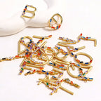 Collier pour femme avec pendentif lettre colorée et cristaux
