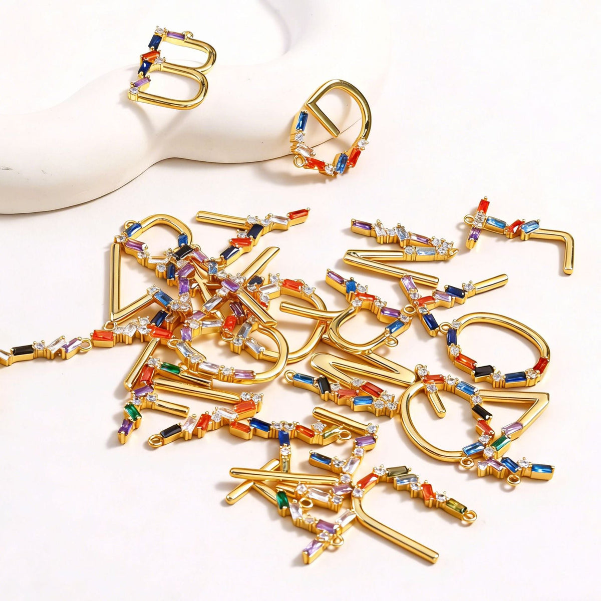 Collier pour femme avec pendentif lettre colorée et cristaux