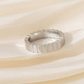 Bague pour femme au design à bords texturés
