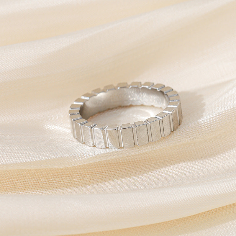 Bague pour femme au design à bords texturés