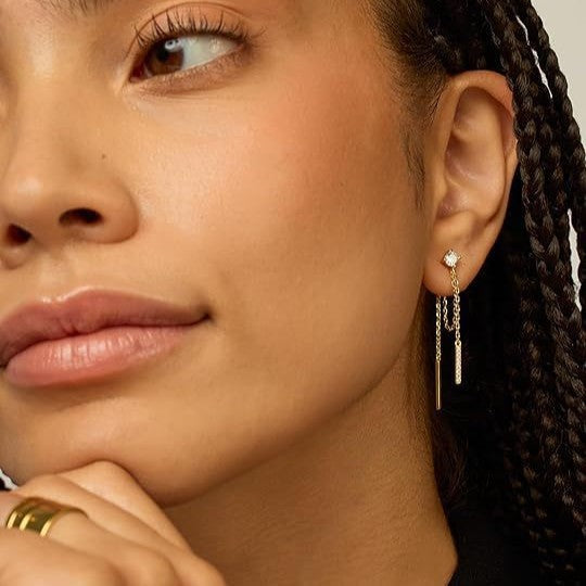 Boucles d'oreilles pour femme avec chaînes délicates et accents scintillants