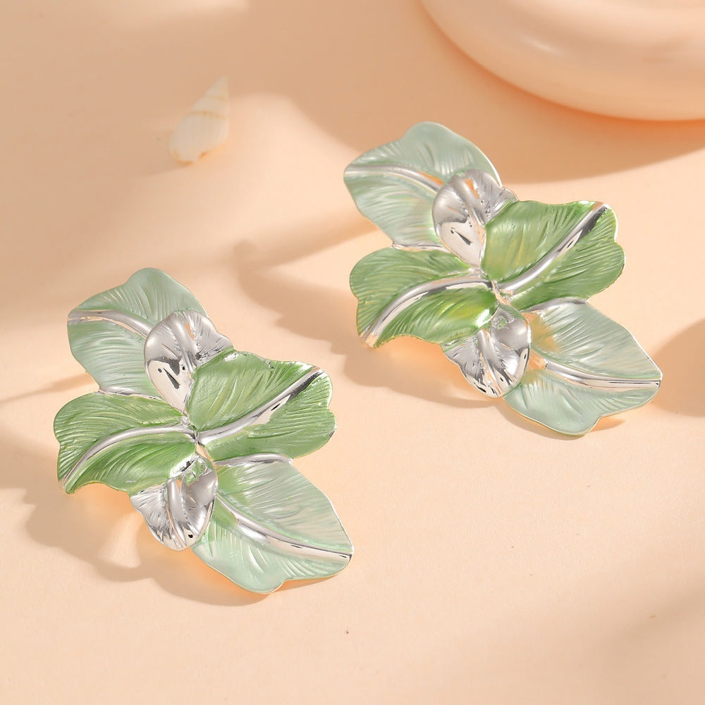 Clips d'oreilles pour femme au design élégant d'orchidée