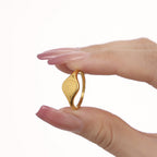 Bague massive pour femme avec gravure élégante