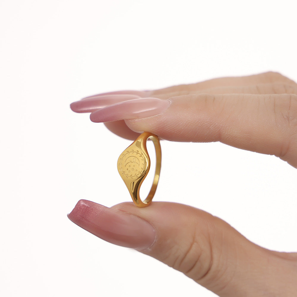 Bague massive pour femme avec gravure élégante