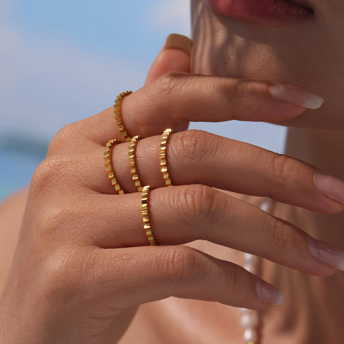 Bague crantée dorée en acier inoxydable pour femme