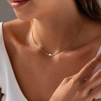 Collier pour femme avec pendentif croix minimaliste en acier