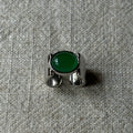 Bague pour femme au design élégant et incurvé avec pierre verte