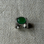 Bague pour femme au design élégant et incurvé avec pierre verte