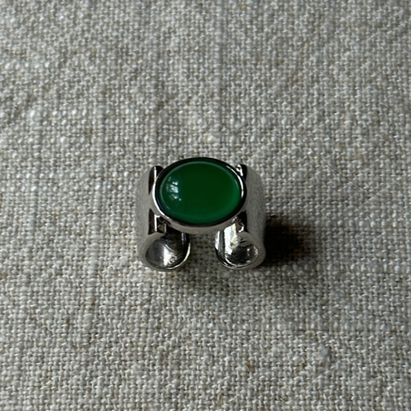 Bague pour femme au design élégant et incurvé avec pierre verte