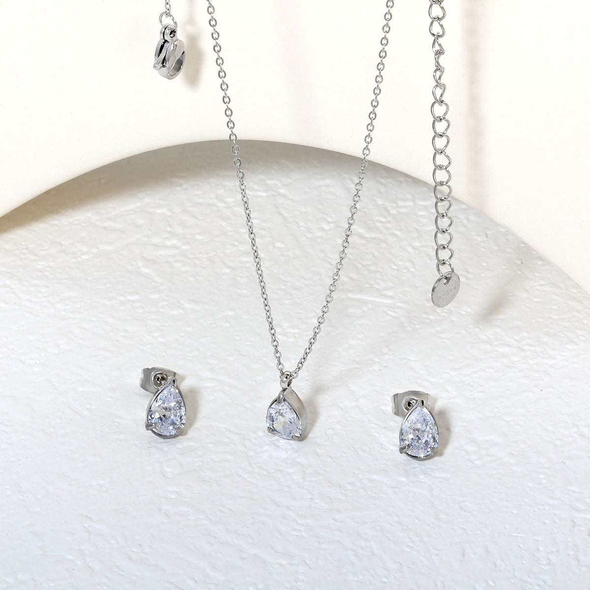 Parure de bijoux pour femme avec éléments en zircone et boucles d'oreilles élégantes