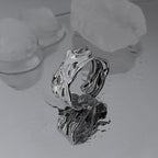 Bague ouverte pour femme au design moderne et torsadé