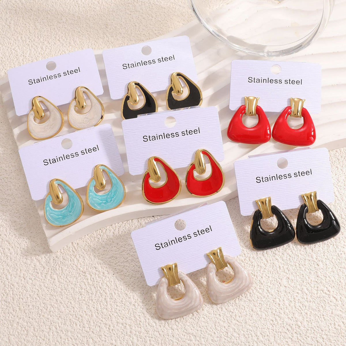 Ohrstecker für Damen im modernen, fließenden Design