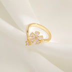 Bague pour femme au design floral élégant avec zircons
