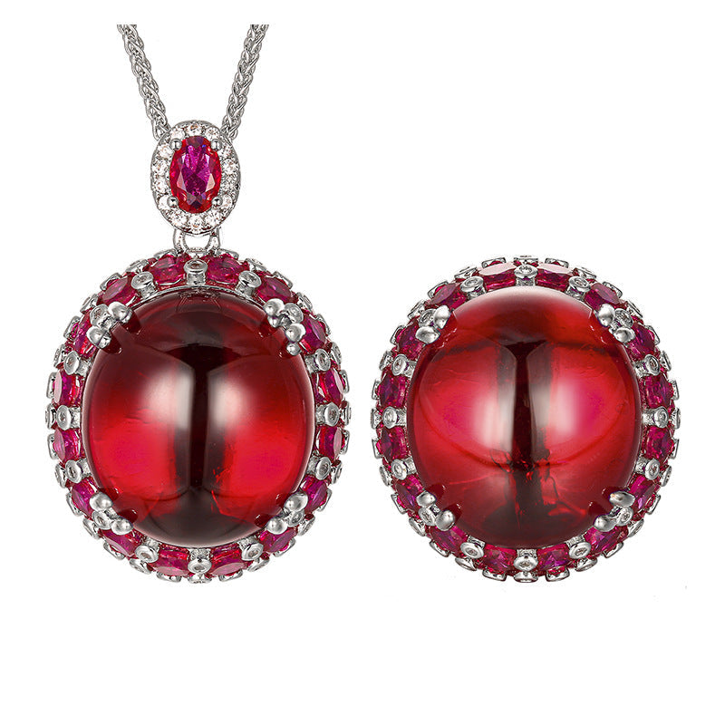 Collier pendentif luxueux en topaze cabochon avec accents de rubis
