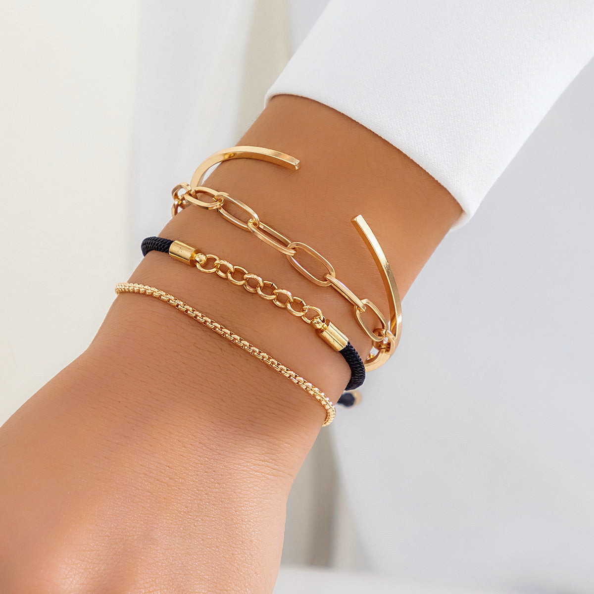 Ensemble de bracelets pour femme avec détails modernes et styles variés