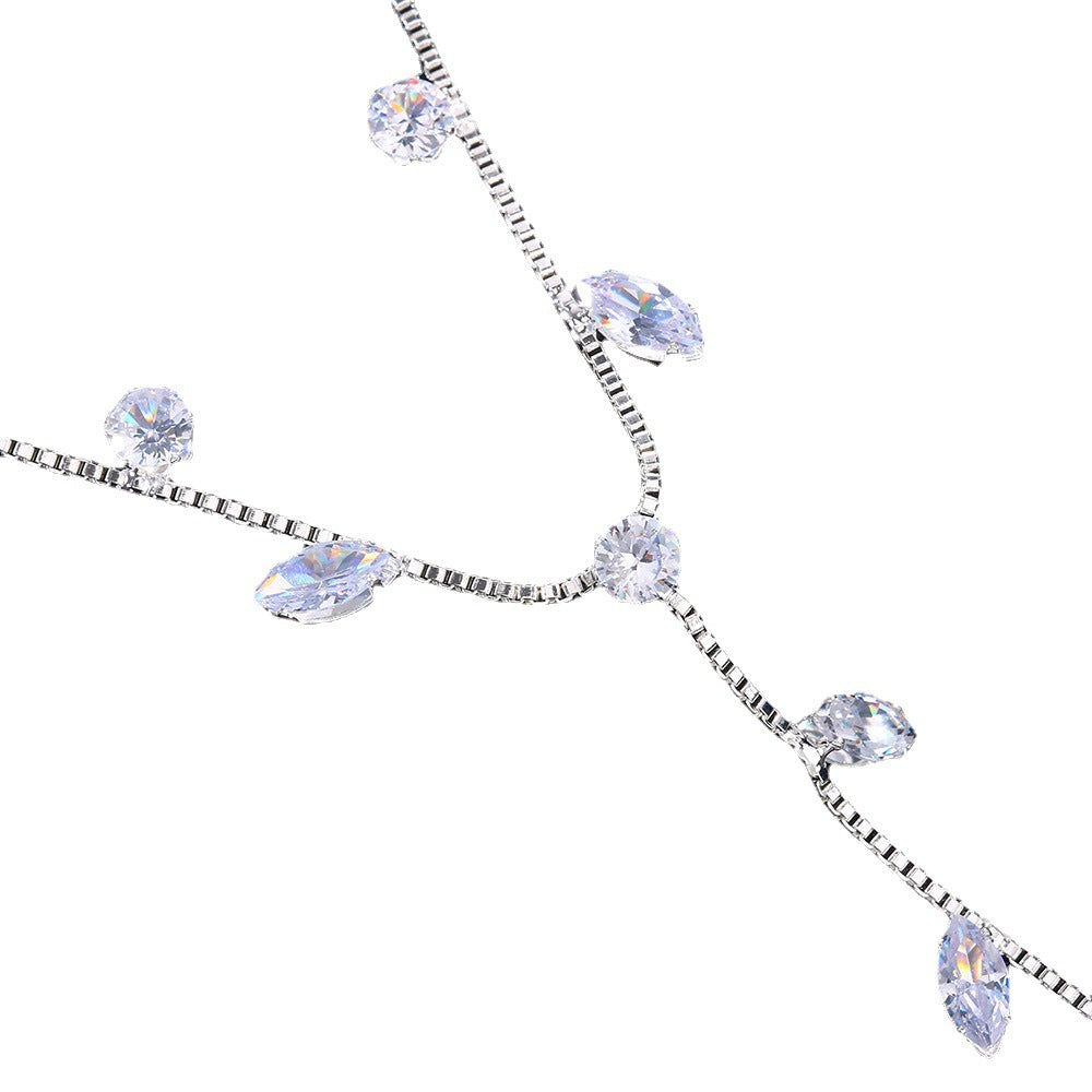 Chaîne de cheville délicate avec bague d'orteil intégrée et pendentifs en cristal