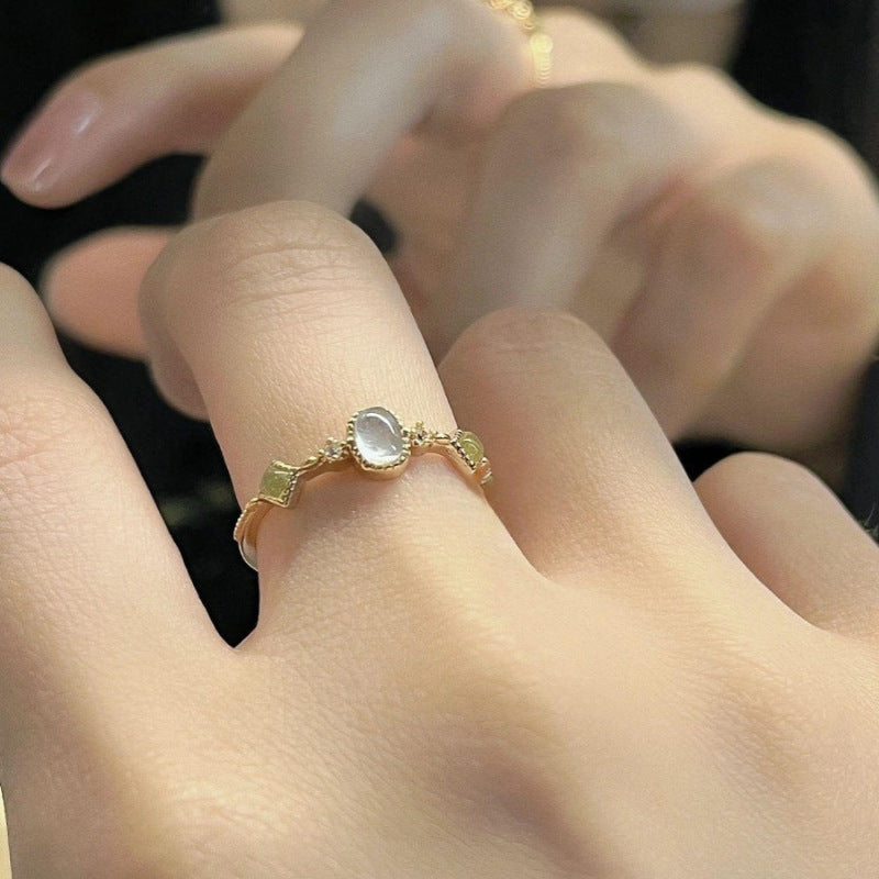 Bague ouverte pour femme avec surface structurée et pierre précieuse élégante