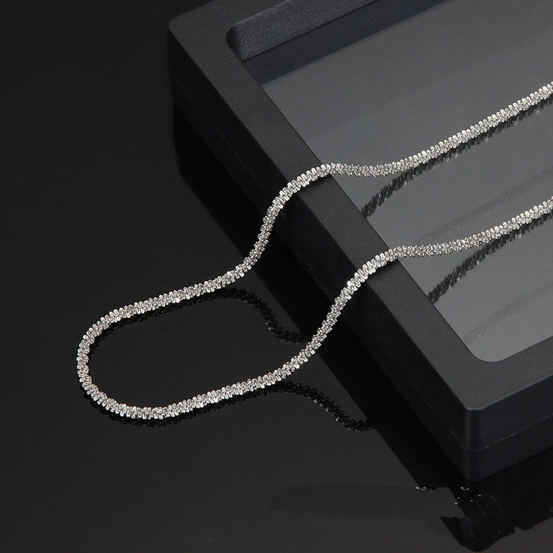 Collier chaîne moderne texturé en argent pour femme