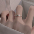 Bague minimaliste pour femme avec perle délicate