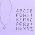 Collier pour femme avec pendentif lettre colorée et cristaux
