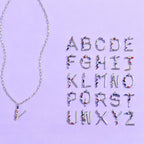 Collier pour femme avec pendentif lettre colorée et cristaux